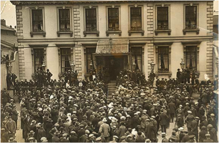 Photo of a crowd outside the Mansion House