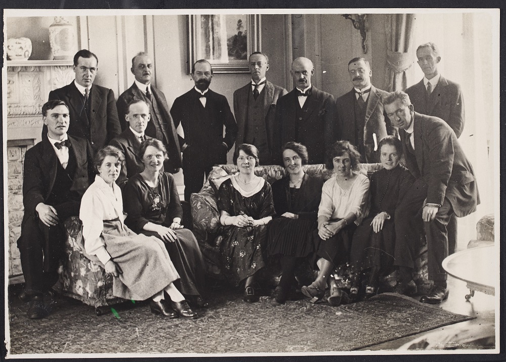 Group photo of men and women 1921