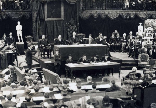 Eamon de Valera addressing the Second Dáil, 1921